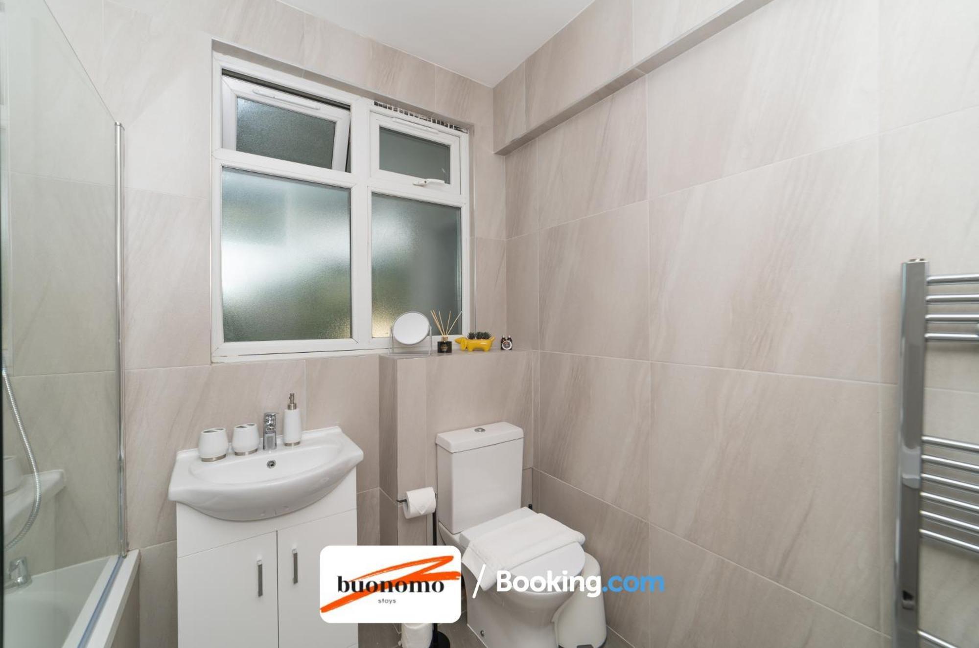 Two Bedroom Apartment By Buonomo Stays Short Lets & Serviced Accommodation With Balcony لندن المظهر الخارجي الصورة